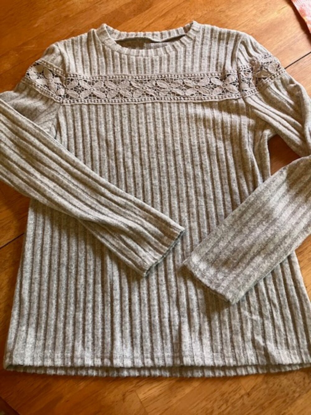 Cozy, gray tshirt with lacy details on top